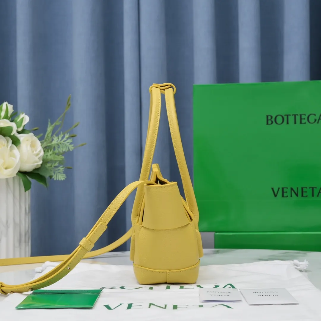 Bottega Veneta Mini Arco original pebbled cowhide has been out of control since the beginning of the cloud bag. It is made of leather block structure and has big ears with emergency buttons. It is super careful... and fashionable. The Mini size is more practical. It comes with a shoulder strap and can be worn cross-body on one shoulder. Style number [6693#] Dimensions: Bag opening 29, base 17.5, width 8, height 17 (excluding handle) pineapple yellow